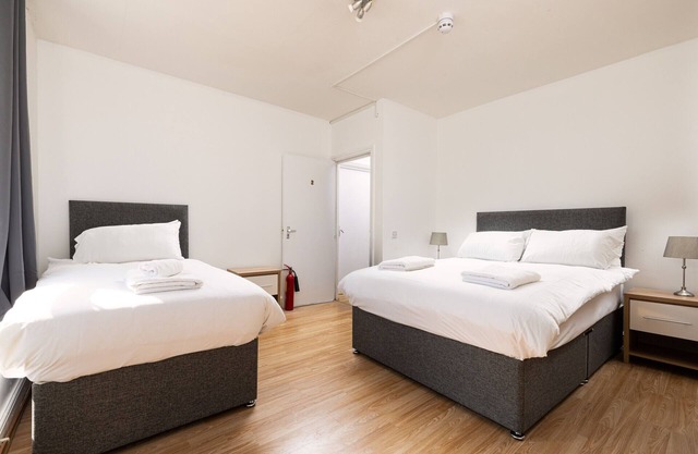 Shepherd's Bush 7 renovated apartment for 4 people