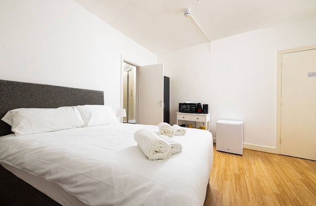 Shepherd's Bush 8 suite room for 2 people