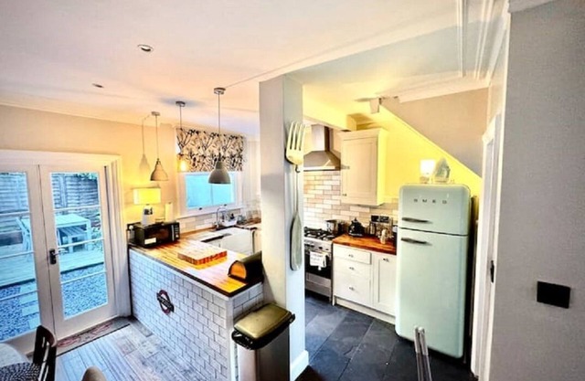 Shepherds Bush 3 bedroom Town House W12