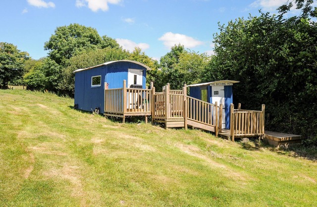 SHEPHERDS HUT, pet friendly, country holiday cottage in Lostwithiel