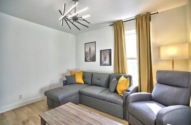 Sherby LUX: Central, Parking, Renovated, Sleeps 6