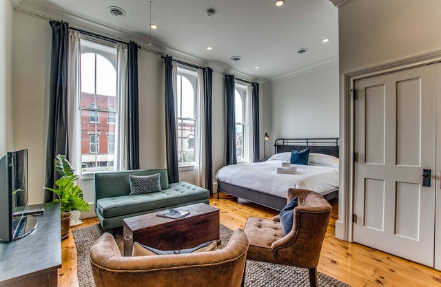 Sheridan House Studio: upscale studio apartment on Main St, close to coffee shop, restaurants
