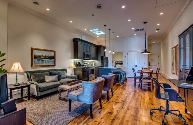 Sheridan Suite, wunderschöne Innenstadt, High-End-Suite im Loft-Stil an der Main Street