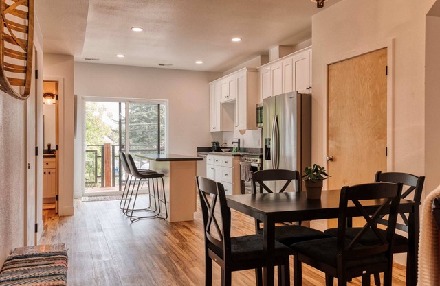 Sheridan Sojourn: 4 Units, 6 Beds Chic Suites