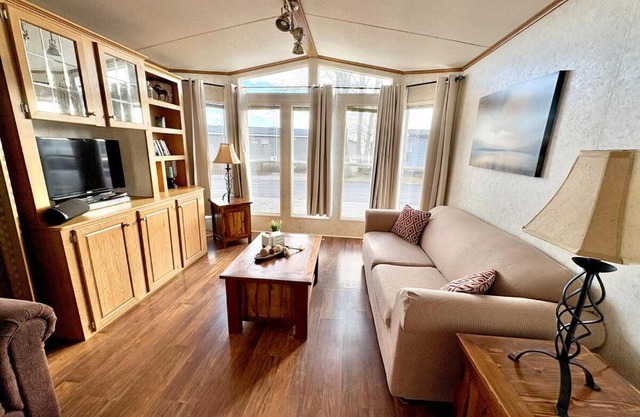 Sherkston Shores Retreat, Sleeps 6, Walk to the beach, Firepit