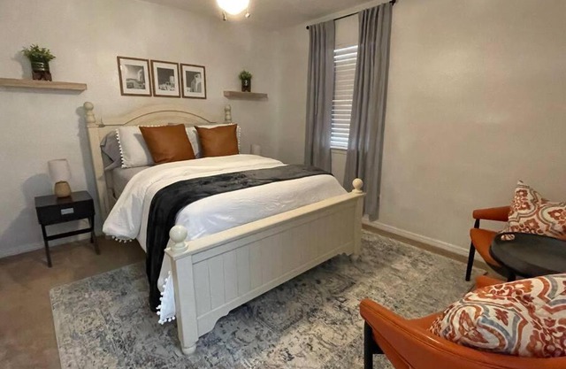 Shiloh House 3-bed, 2 bath, living room, garage