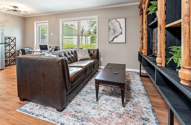 Shiplap:1st Flr 2 Bdrm-Walk to A&M-Comfy King Beds