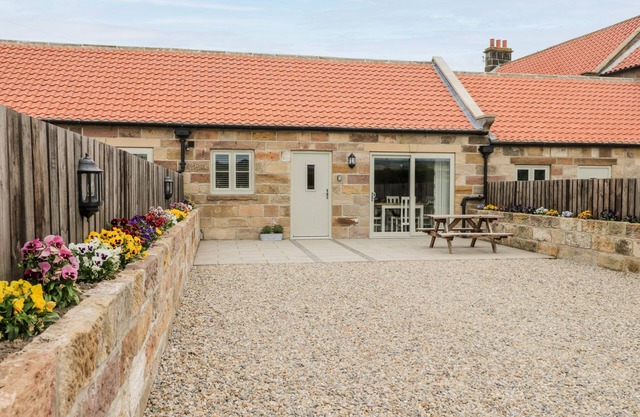 SHIPSWHEEL COTTAGE AT BROADINGS FARM, pet friendly in Whitby