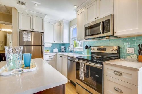 Shipyard Treasure by AvantStay Communal Pool Gated Community Great Location Week Long Stays