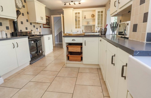 SHIRE COTTAGE, pet friendly, with hot tub in Hanwood