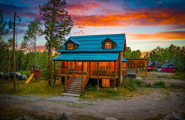 Shooting Star Lodge | Near Yellowstone + Hot Tub
