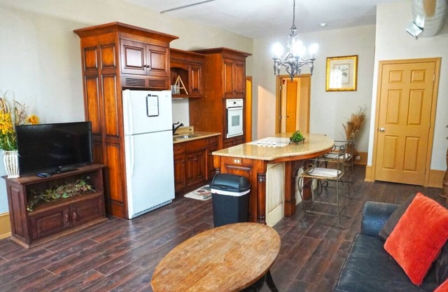 Shopping District Apt | Heart of Historic Downtown