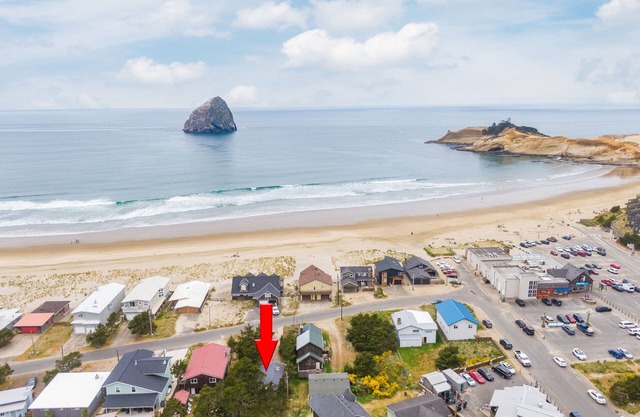 Shore Dr. Cottage #105 - Steps to surf & pub. Cute & affordable cabin