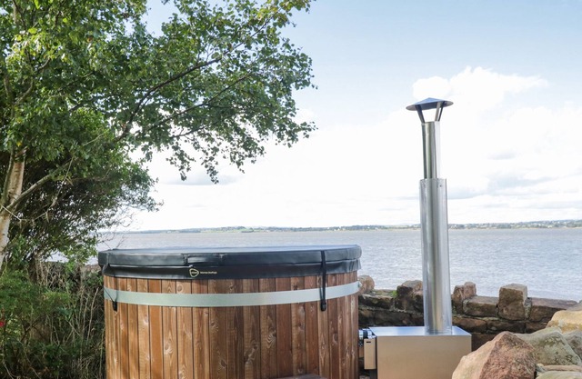 SHORE GATE HOUSE, family friendly, with hot tub in Kirkbride