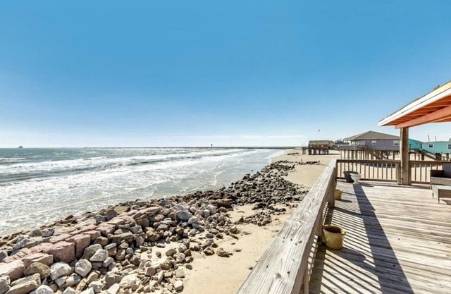 Shore House: Sand Beneath, Waves at Your Doorstep! Perfect deck for Sunrise!