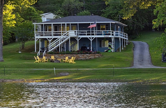 Shoreline at Beaver Lake. Relaxing Peaceful Lakefront Home