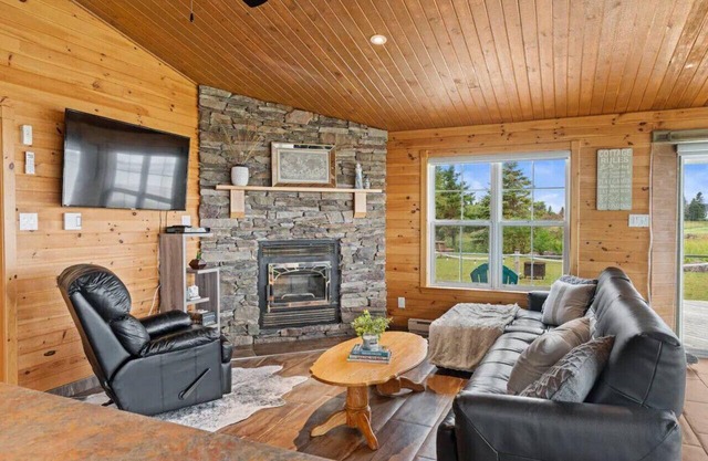 Shoreline Escape: Serene Retreat near Indian Island