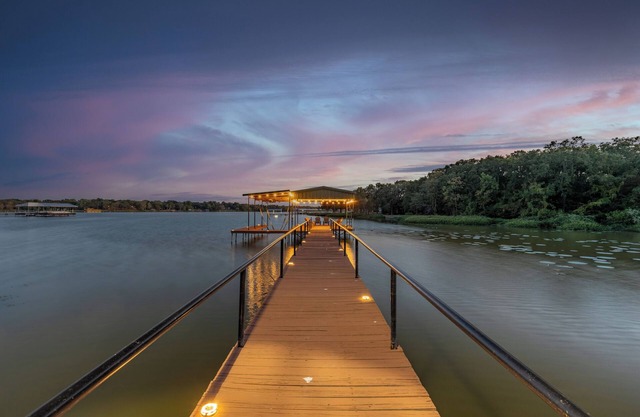 Shoreline Escape: Luxury living in Lake Tawakoni
