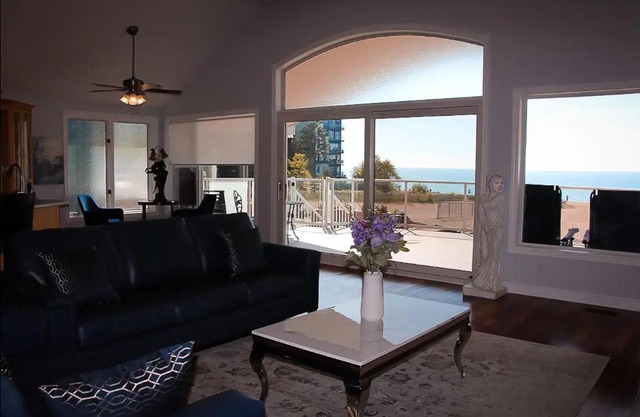 Shoreline Palace - 6 Bed, 3 Bath, Beachfront, Swim spa, Pool table