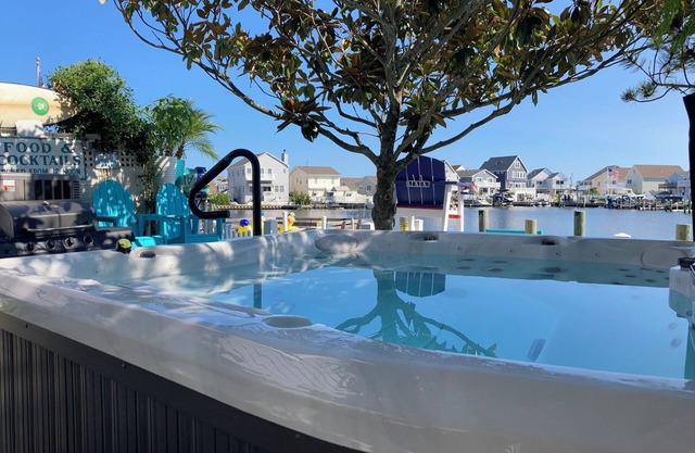 Shorely Perfect Waterfront very private XL 2ndFl Sky Villa + Jacuzzi Dock Kayaks