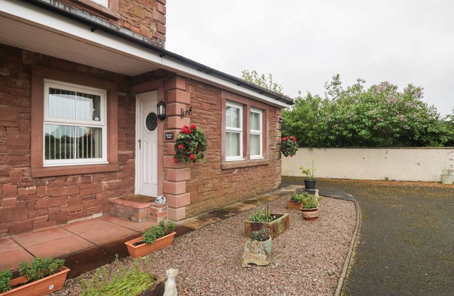 SHORESIDE COTTAGE, pet friendly, character holiday cottage in Silloth