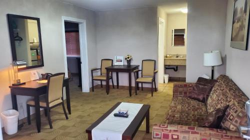 Shoreside Inn & Suites