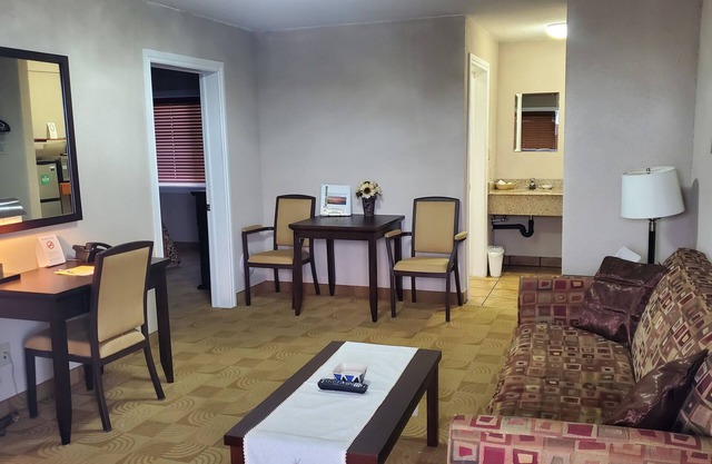 Shoreside Inn & Suites