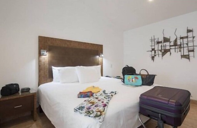 Short Distance From The Well Known Sites! Complimentary Parking, Pets Allowed
