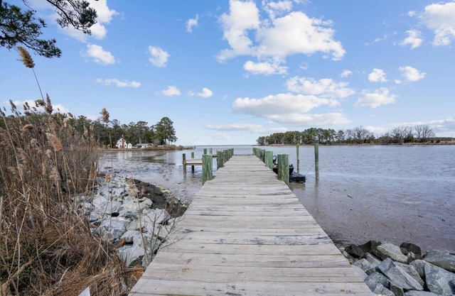 Short drive to Downtown Cambridge | Pool | Private Dock | Game Room | Stunning V