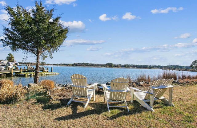 Short drive to Downtown Cambridge | Private Dock | Guest House | Pool | Hot Tub
