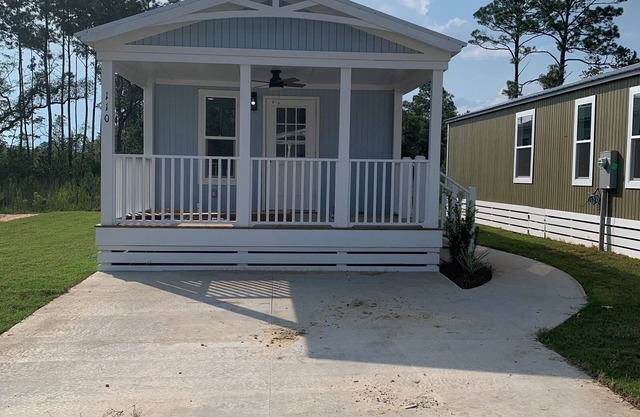 Short drive to the beautiful 30-A beaches!! Cozy Riverwalk Landing Cottage 8-H