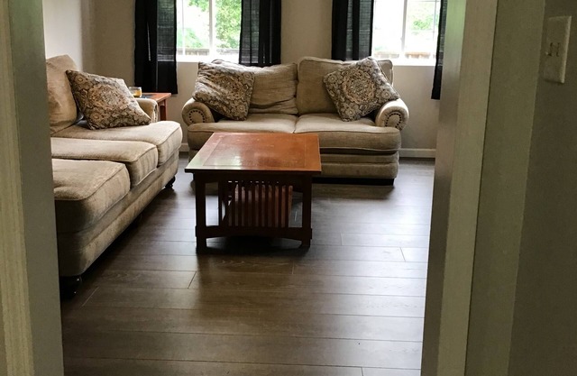 Short term vacation, Belmont, Saratoga race track, 2 bed, 1 bath apartment.