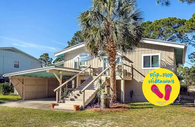 ☼ Short Walk to Beach! Canal Front w/ Game Room @ Flip-Flop Hideaway