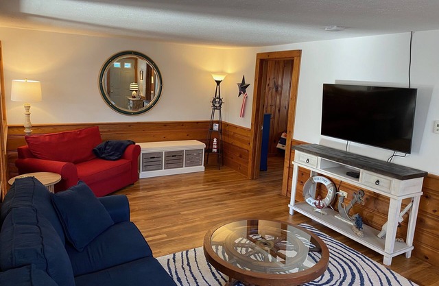 Short Walk to Beaches, Restaurants, and Fun. Onsite Putting Green. Sleeps 6-12.