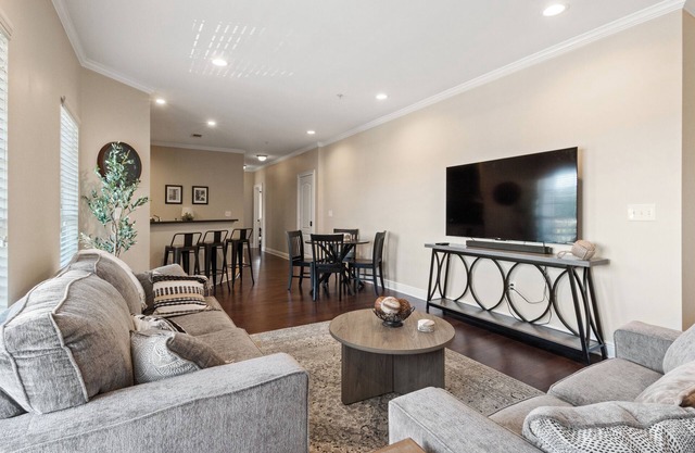 Relax & Roll! Short walk to BD Stadium, Coleman Coliseum and the University.