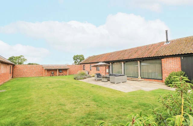 SHORTHORN BARN, pet friendly, character holiday cottage in Taverham