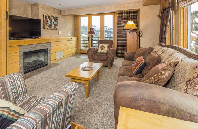 Shoshone Ski-In/Out w/ amazing views, community hot tub/pool/fitness center & fireplace!