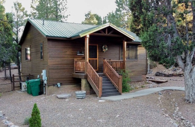 Show Low Cottage Hideaway-Cozy Cabin w/Fireplace