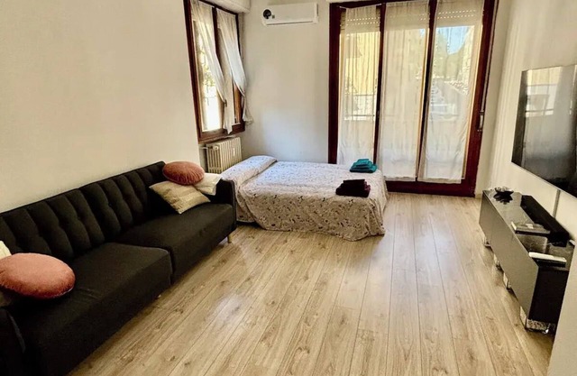 Show Me Florence is a 2-bedroom apartment in lovely Firenze with WiFi & AC
