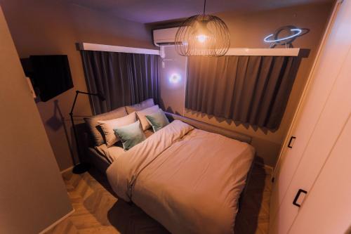 Showa Bloom Shinjuku Neon Den 102