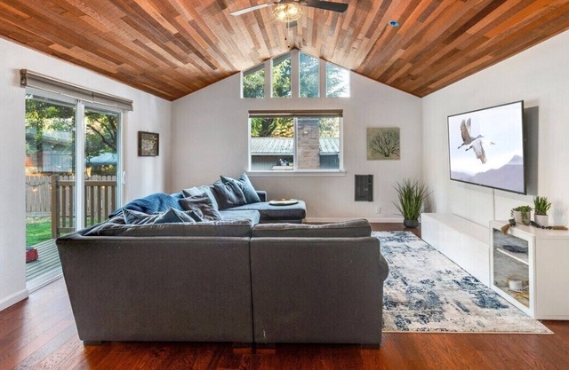 Shuffleboard Shack, EV Charger, fenced yard & A/C!
