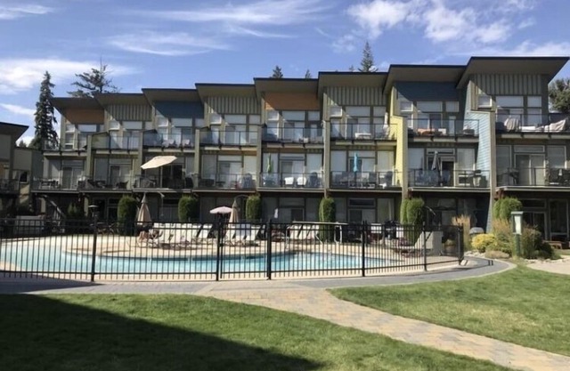 Shuswap Lake Resort-Waterfront Beach with Boat Buoy