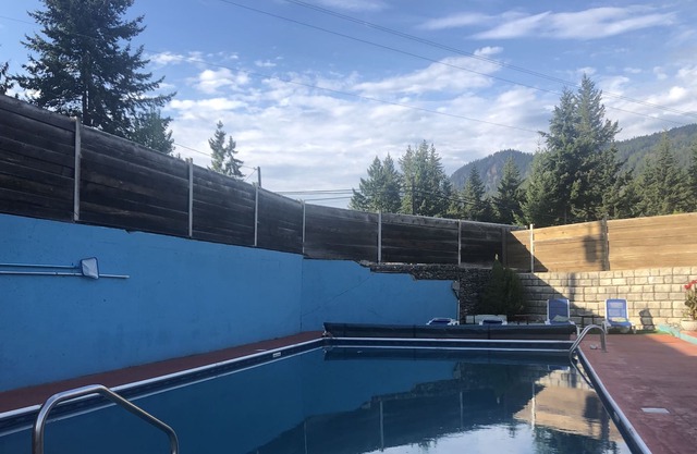 Shuswap Lake View Gorgeous RV