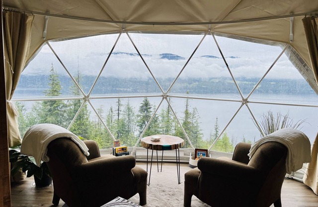 Shuswap Sky Dome With wood Burning Hot Tub & Cozy Fireplace