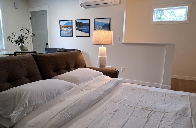 Sicamous Upper Suite - Licensedn