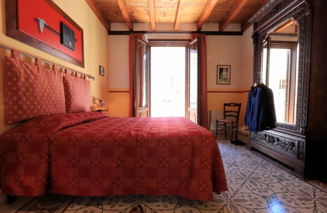 Castellammare del Golfo. Panoramische Wohnung mit der Seeansicht, aufgestellt im zweiten Stock eines genteel Palastes, aufgestellt in der zentralen „Mattarella Allee“,