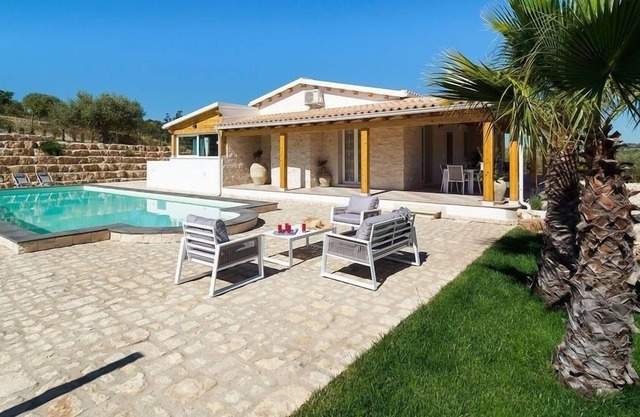 Sizilianische Villa in der Nähe von Noto mit Pool & amp; AC