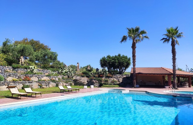 Ruhiges Haus in Villa mit großem Garten, Pool und nur wenige Schritte vom Meer entfernt