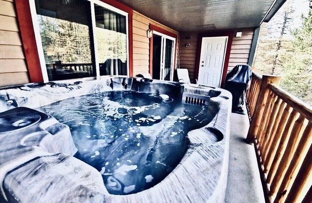 🖤Side by Side Ski in/out condos, 6 beds, 6 pullouts, 6 baths, two hottubs, A\C 🖤