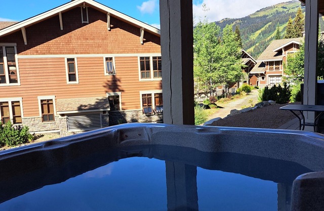 SideTracked in Sun Peaks - Cozy ski in and ski out with a private hot tub